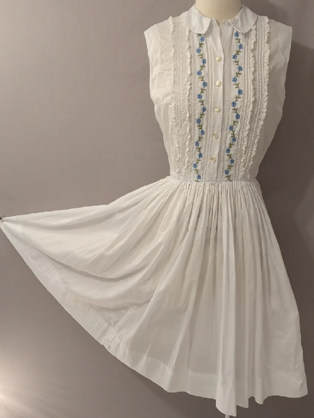Vintage 50s White Sleeveless Midi Dress Blue Floral Embroidery Fit & Flare SeeMs - Picture 3 of 14